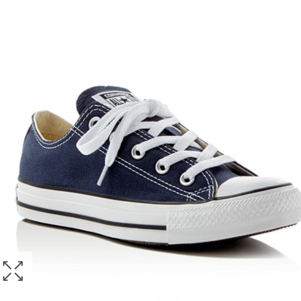 Lightly used Navy Converse Women’s Size 7/Men’s 5